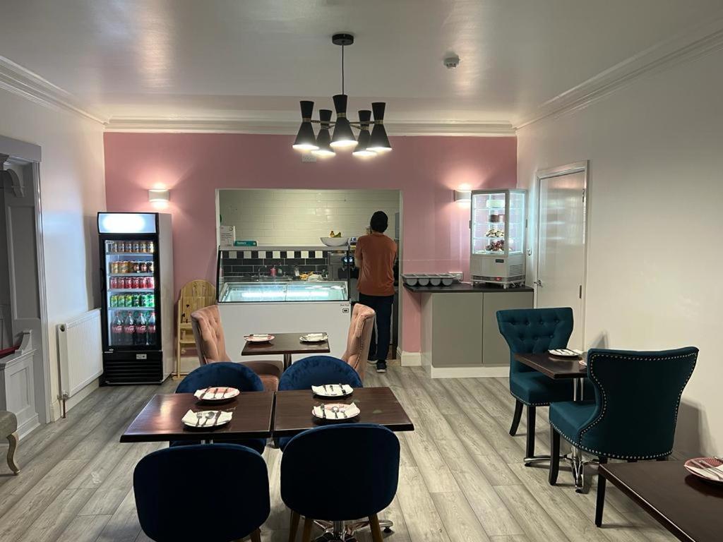 Atz&H Inn Luton  Buitenkant foto